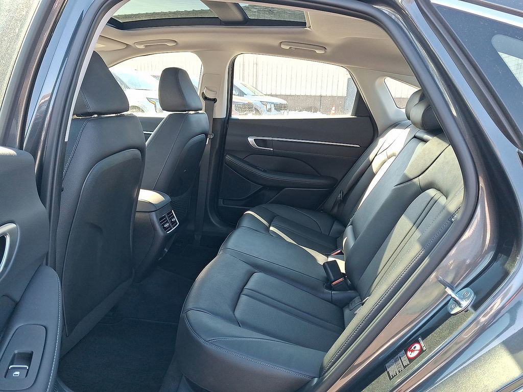 Used 2022 Hyundai Sonata Limited w/ Preferred Accessory Package image 12