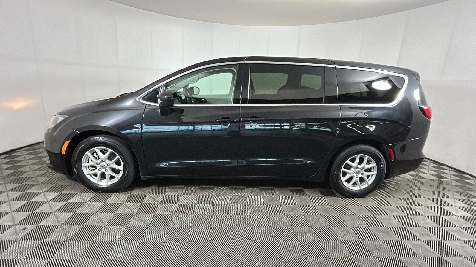 Used 2022 Chrysler Voyager LX FWD image 6