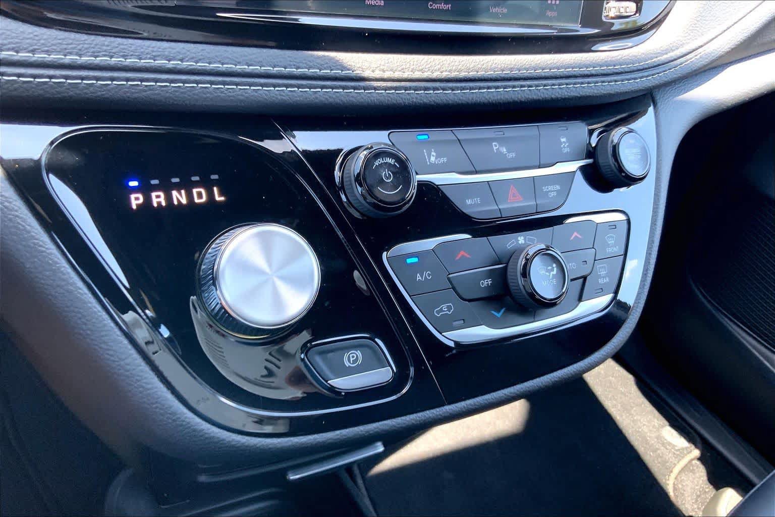 Used 2025 Chrysler Pacifica Select FWD image 32