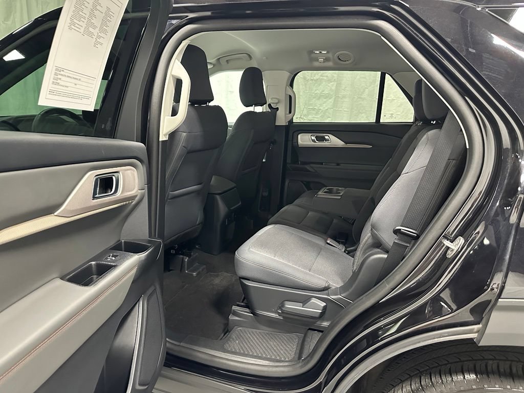 Used 2025 Ford Explorer Active AWD/4WD image 39