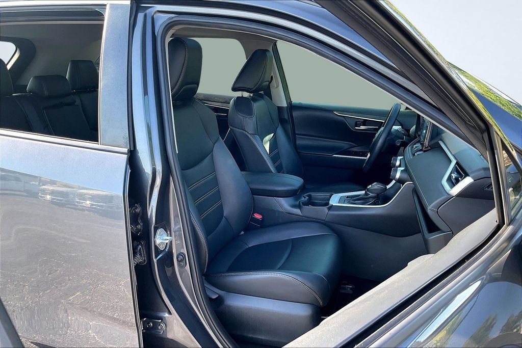 Used 2020 Toyota RAV4 XLE Premium FWD image 30