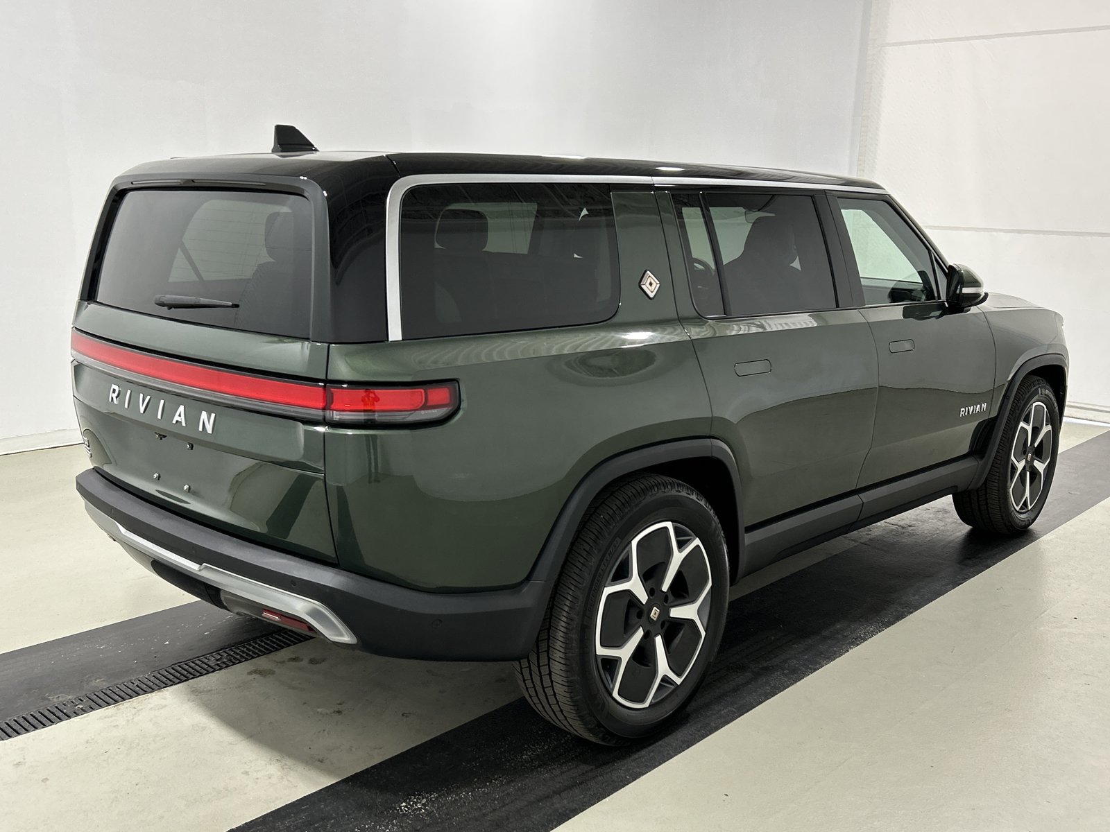 Used 2024 Rivian R1S Adventure AWD/4WD image 5