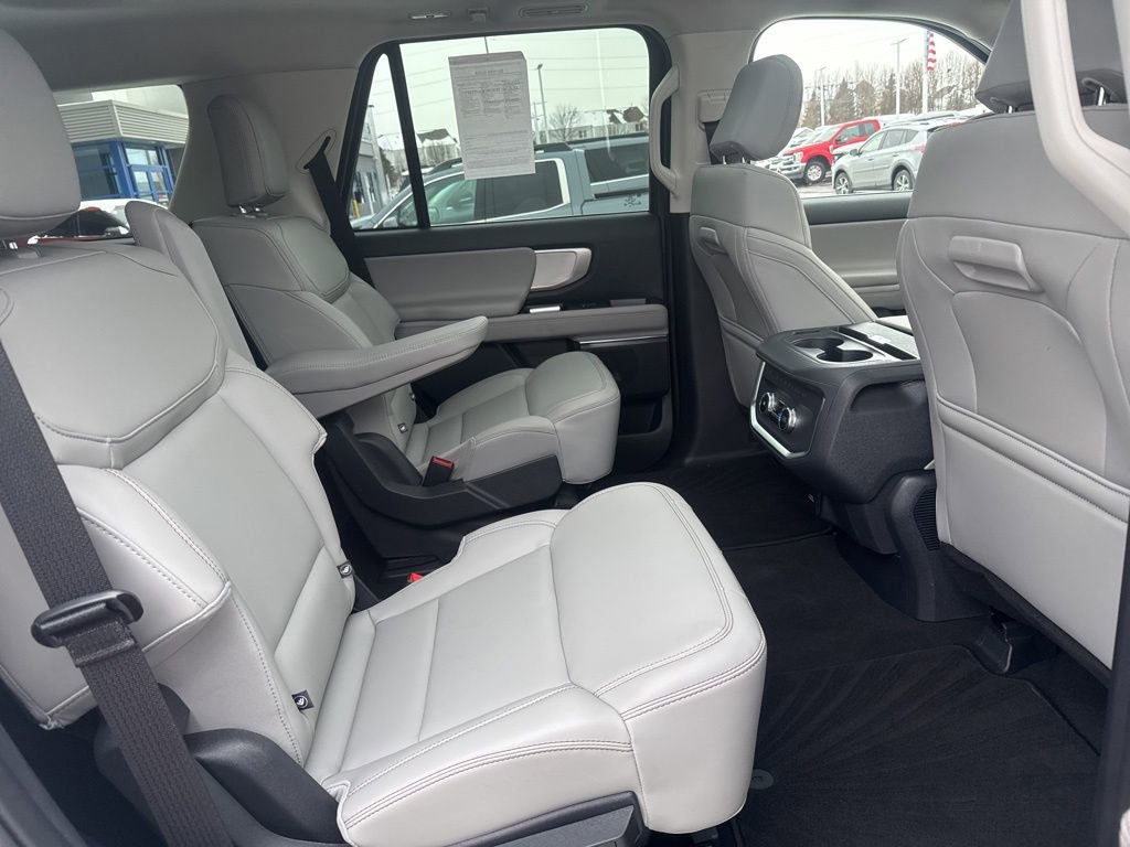 Used 2025 Ford Expedition Active image 41