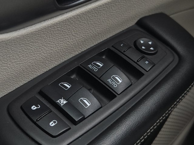 Used 2024 Chrysler Pacifica Touring-L FWD image 28