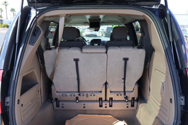 Used 2014 Chrysler Town & Country Touring FWD image 23