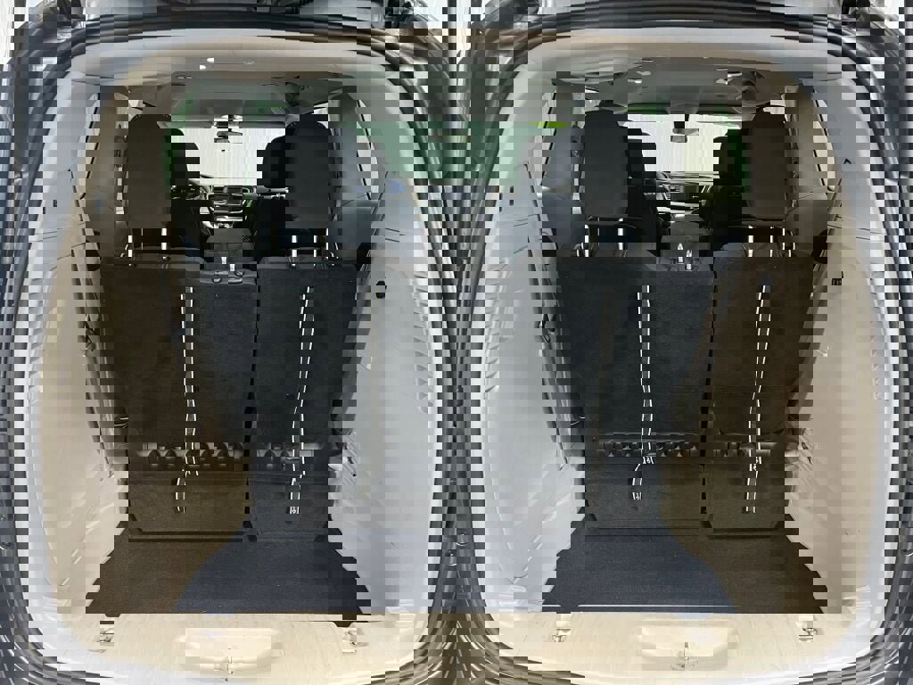 Used 2022 Chrysler Voyager LX image 7