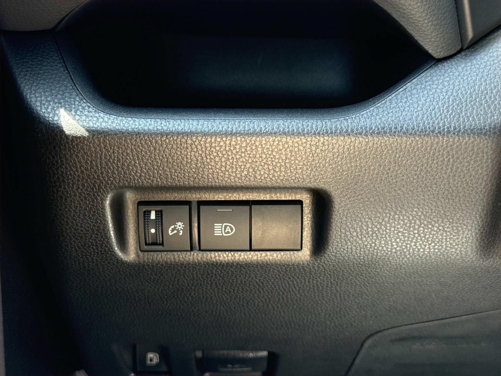 Used 2025 Toyota RAV4 XLE AWD/4WD image 19