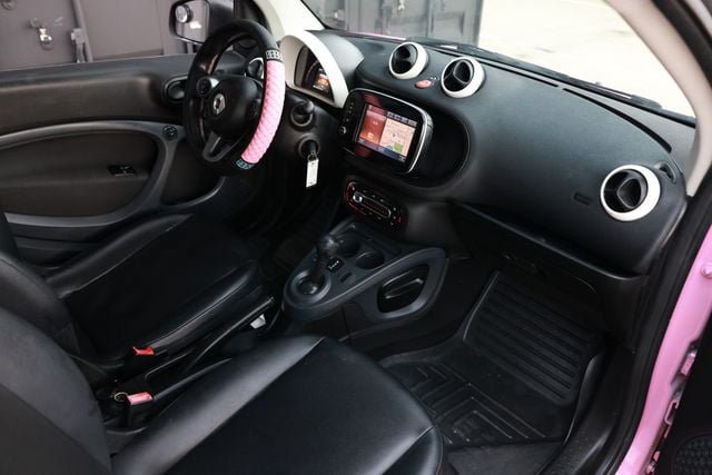 Used 2016 smart fortwo passion RWD image 13