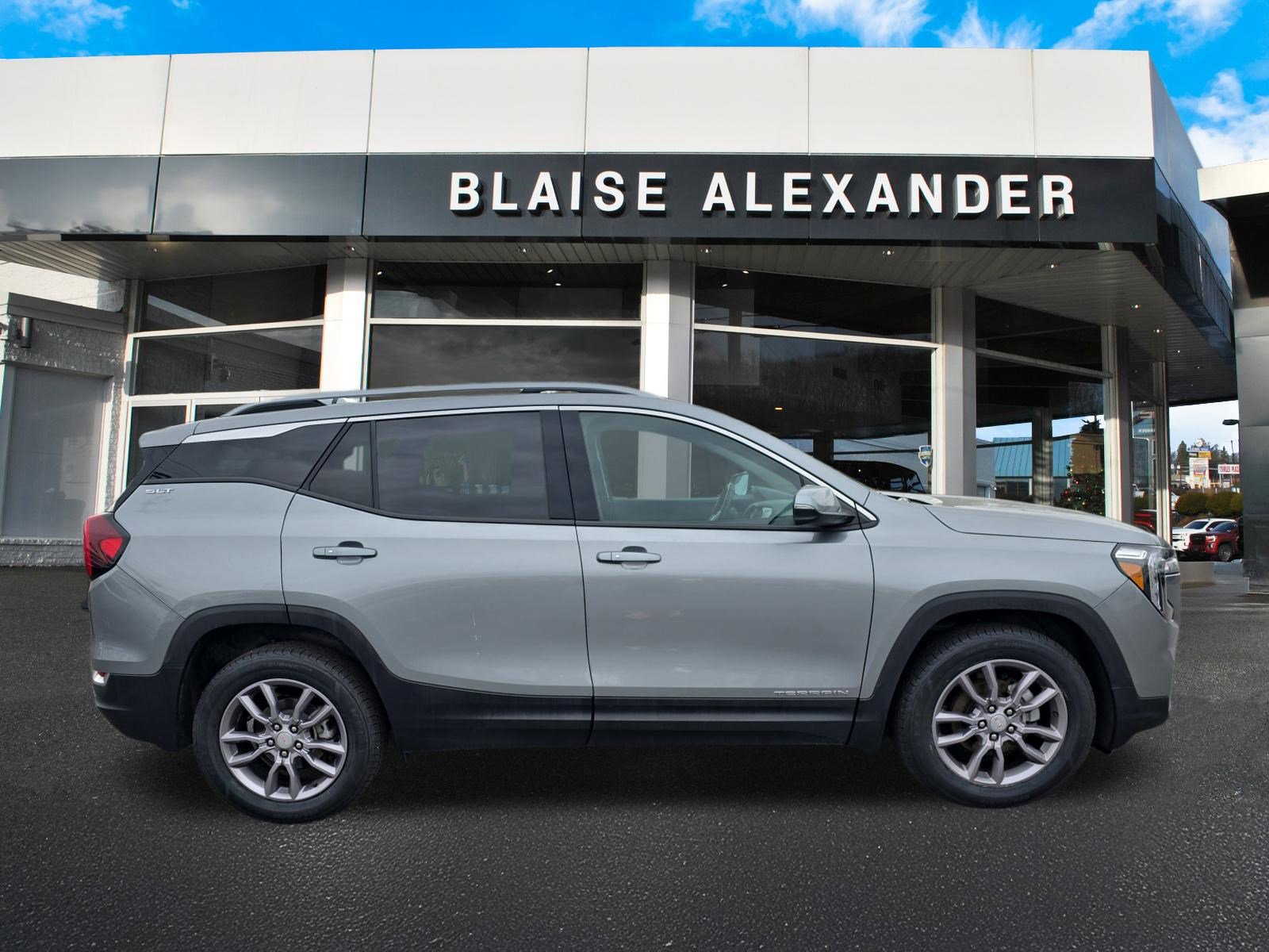 Used 2024 GMC Terrain SLT AWD/4WD image 2
