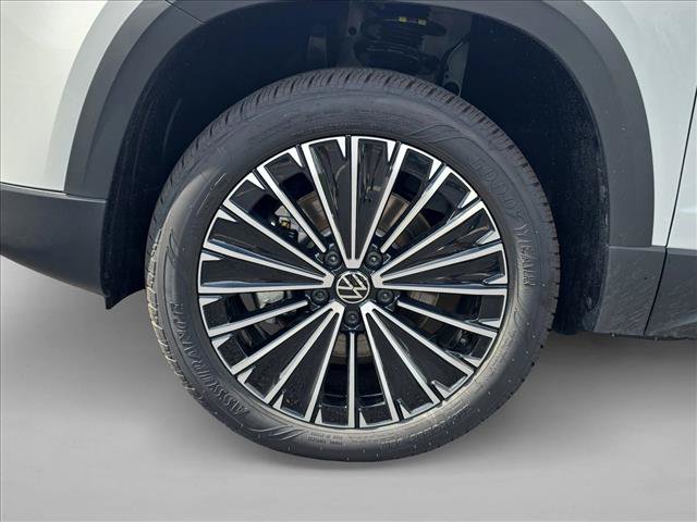 New 2026 Volkswagen Taos SE FWD image 12