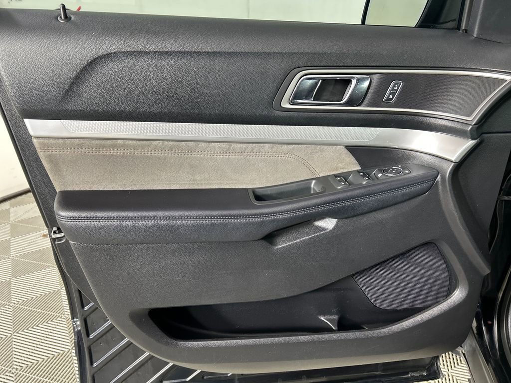 Used 2017 Ford Explorer XLT w/ Equipment Group 202A image 11
