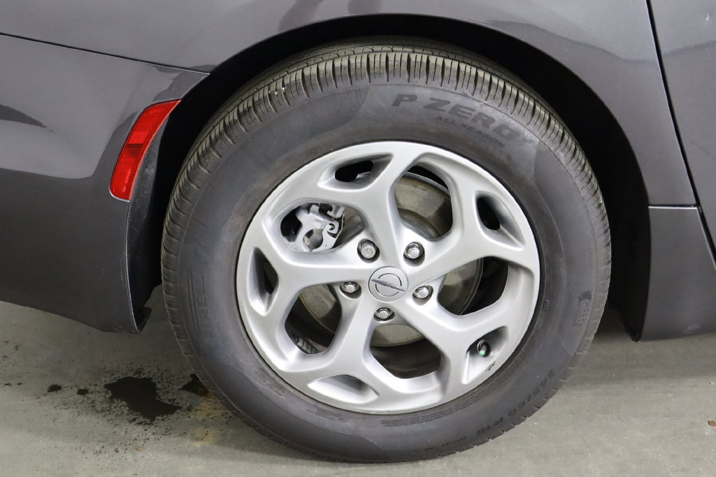 Used 2023 Chrysler Pacifica Limited FWD image 41
