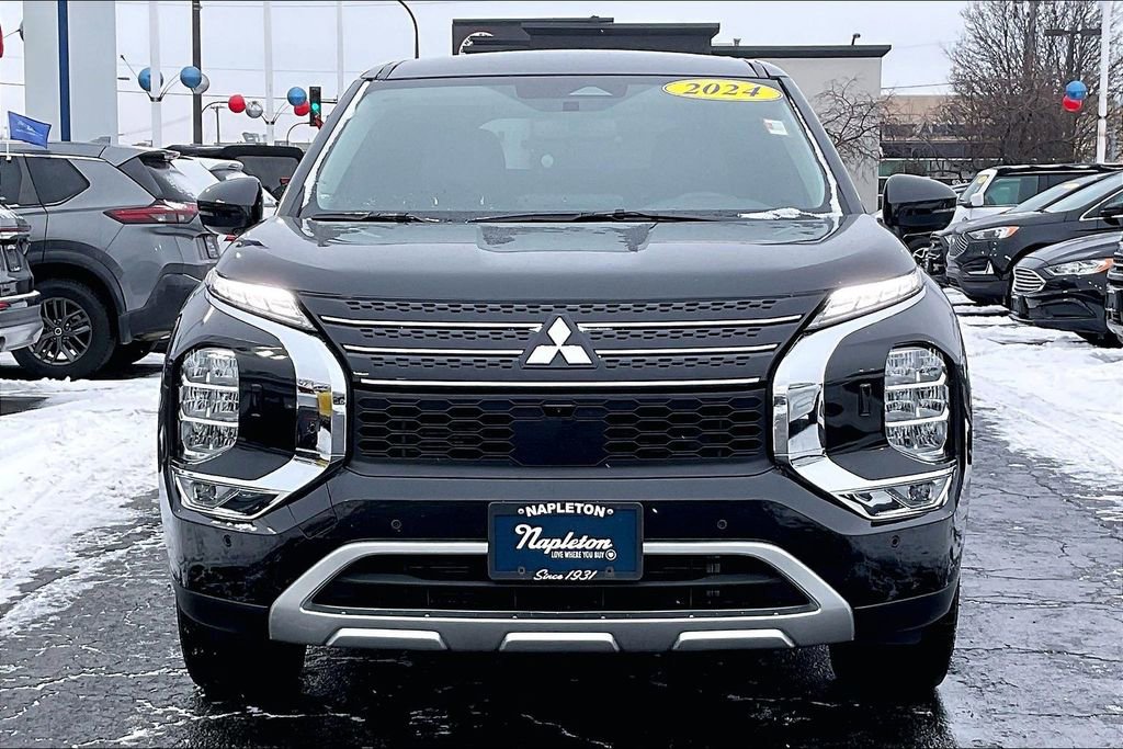 Used 2024 Mitsubishi Outlander SE image 2