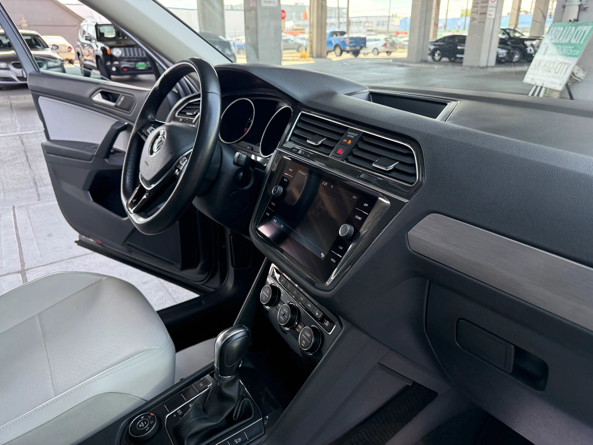 Used 2019 Volkswagen Tiguan SE w/ Panoramic Sunroof Package image 29
