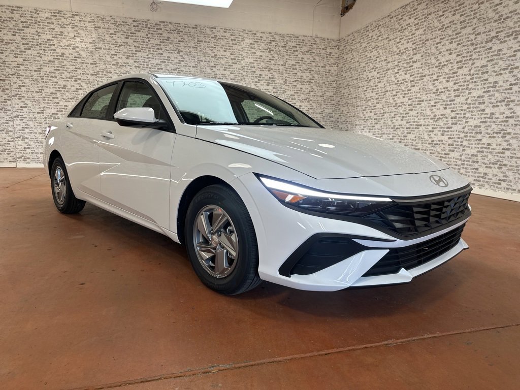 New 2026 Hyundai Elantra SE image 1