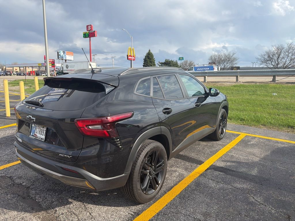 Used 2025 Chevrolet Trax ACTIV w/ Sunroof Package image 4