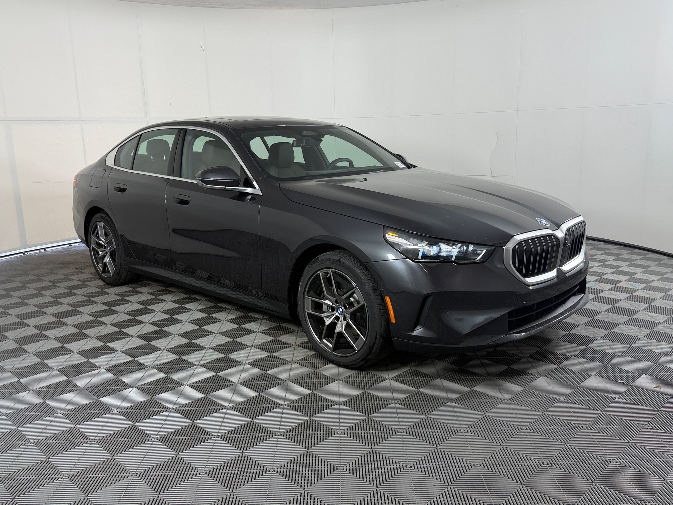 Used 2027 BMW 530i w/ Convenience Package RWD image 7