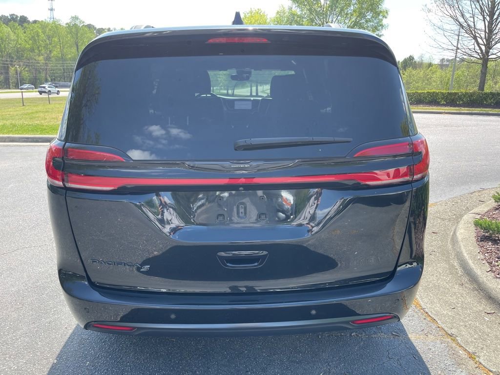 Used 2023 Chrysler Pacifica Touring-L w/ S Appearance Package image 16