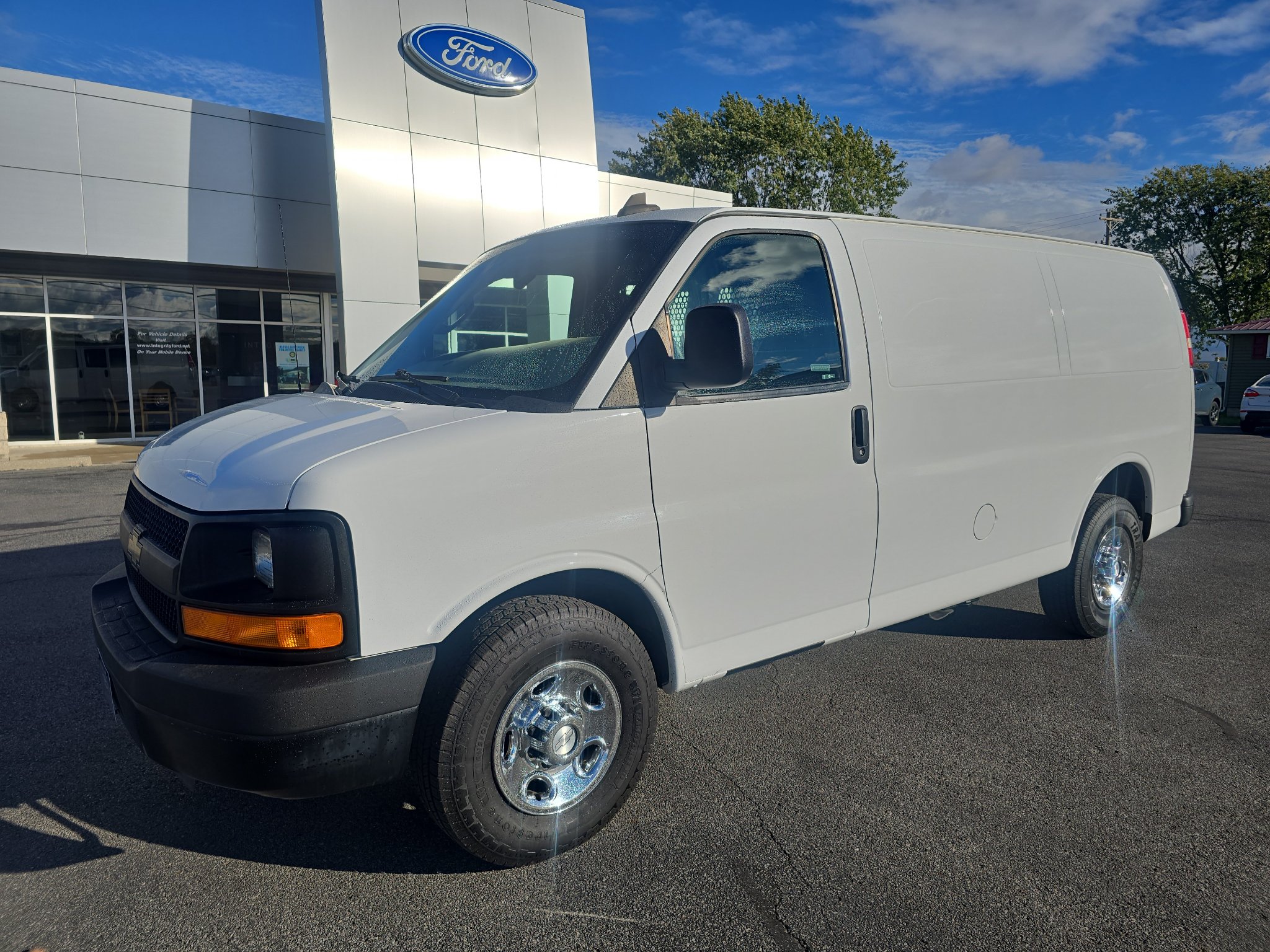 Used 2016 Chevrolet Express 2500 RWD image 3