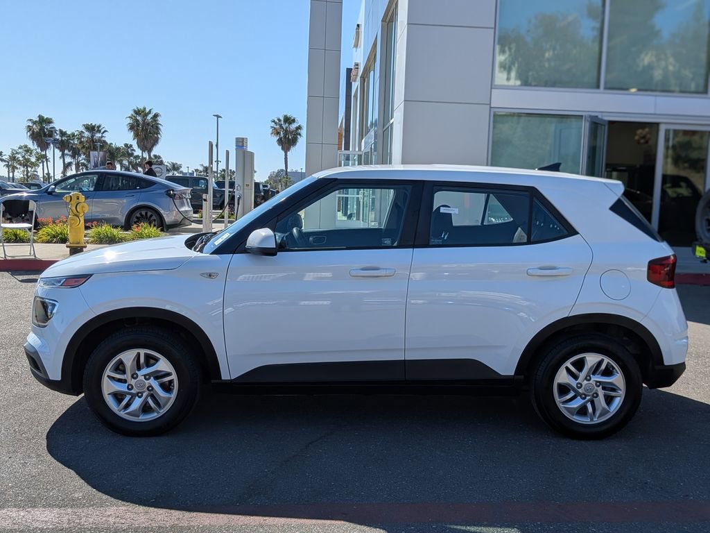Used 2021 Hyundai Venue SE image 2