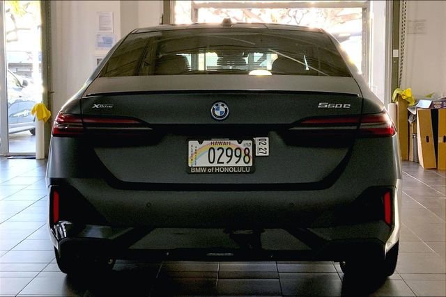 Used 2025 BMW 550e xDrive w/ Executive Package image 4