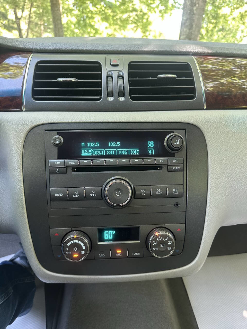 Used 2011 Buick Lucerne CXL FWD image 25