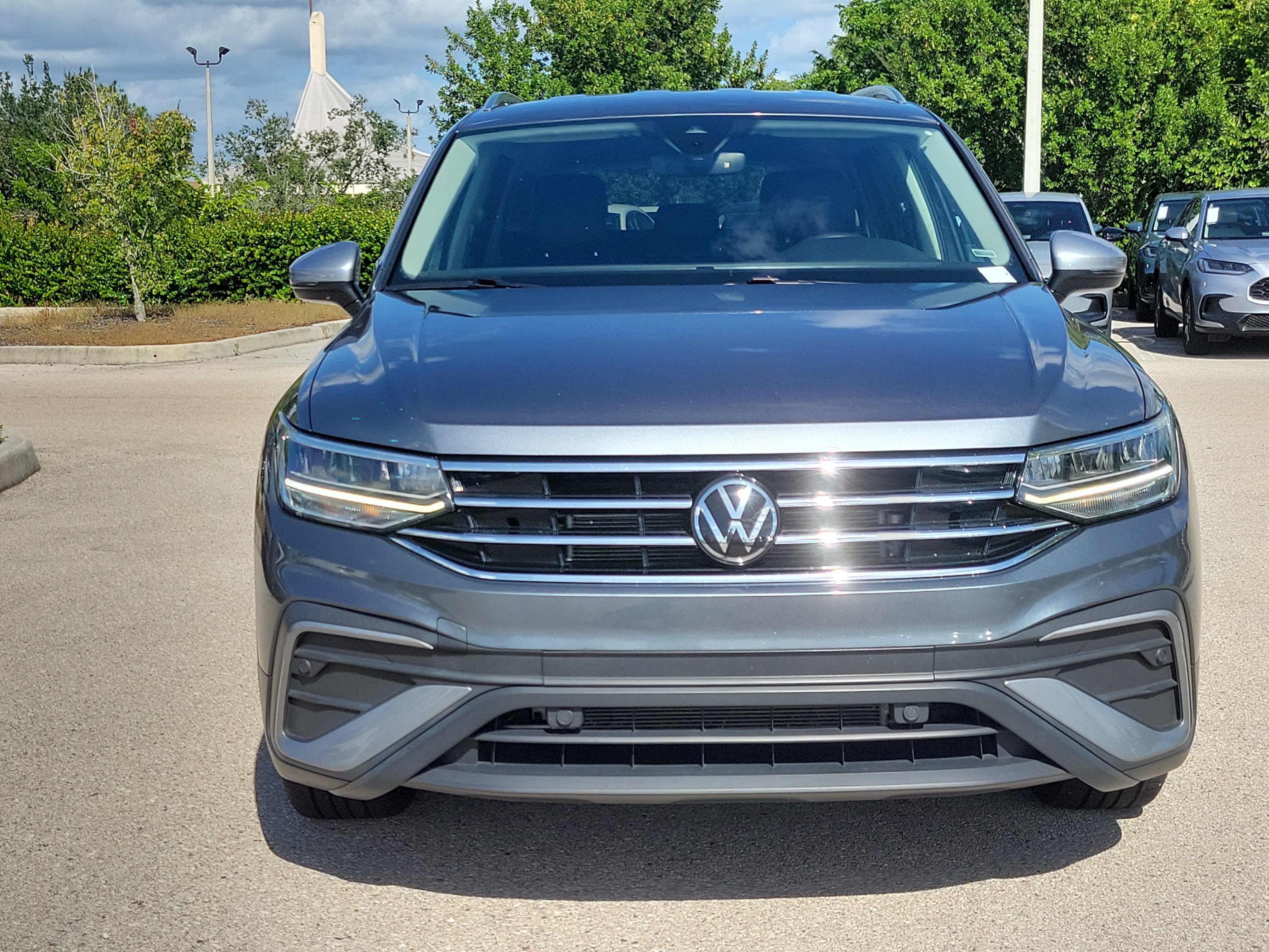 Used 2024 Volkswagen Tiguan SE FWD image 2