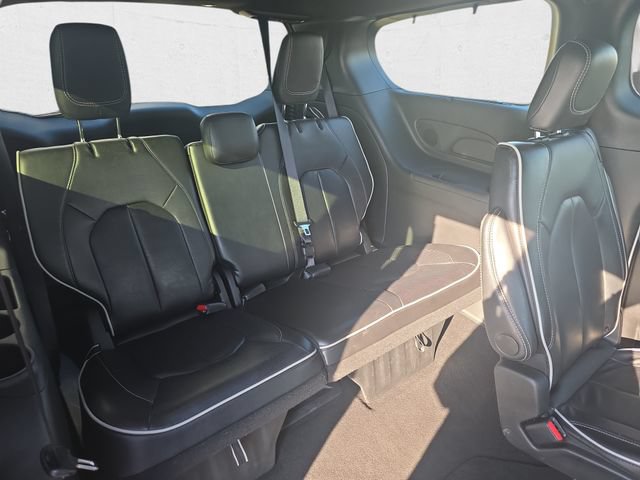 Used 2025 Chrysler Pacifica Limited FWD image 12