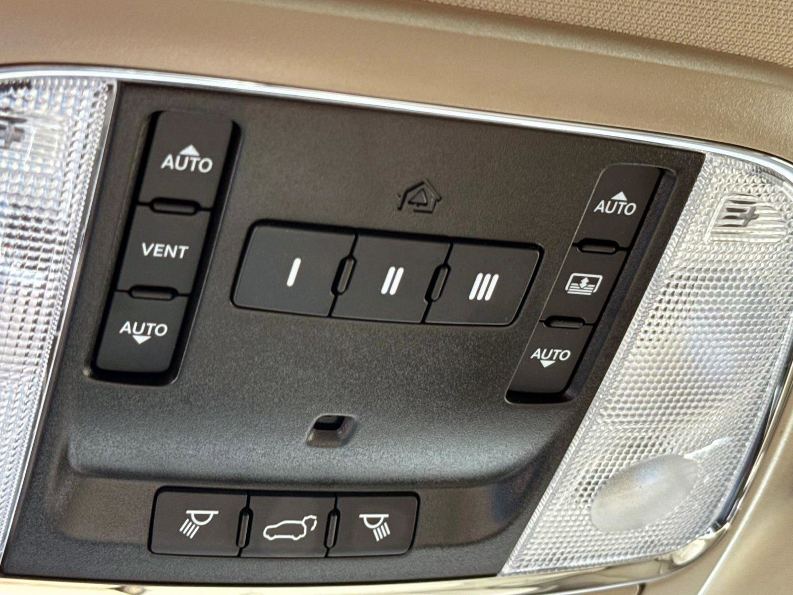 Used 2020 Jeep Grand Cherokee Overland AWD/4WD image 19