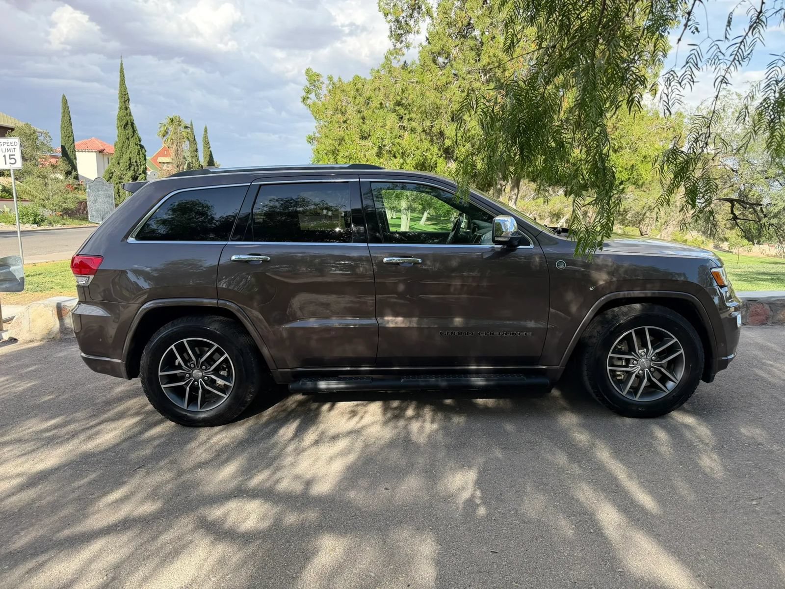 Used 2018 Jeep Grand Cherokee Overland AWD/4WD image 6