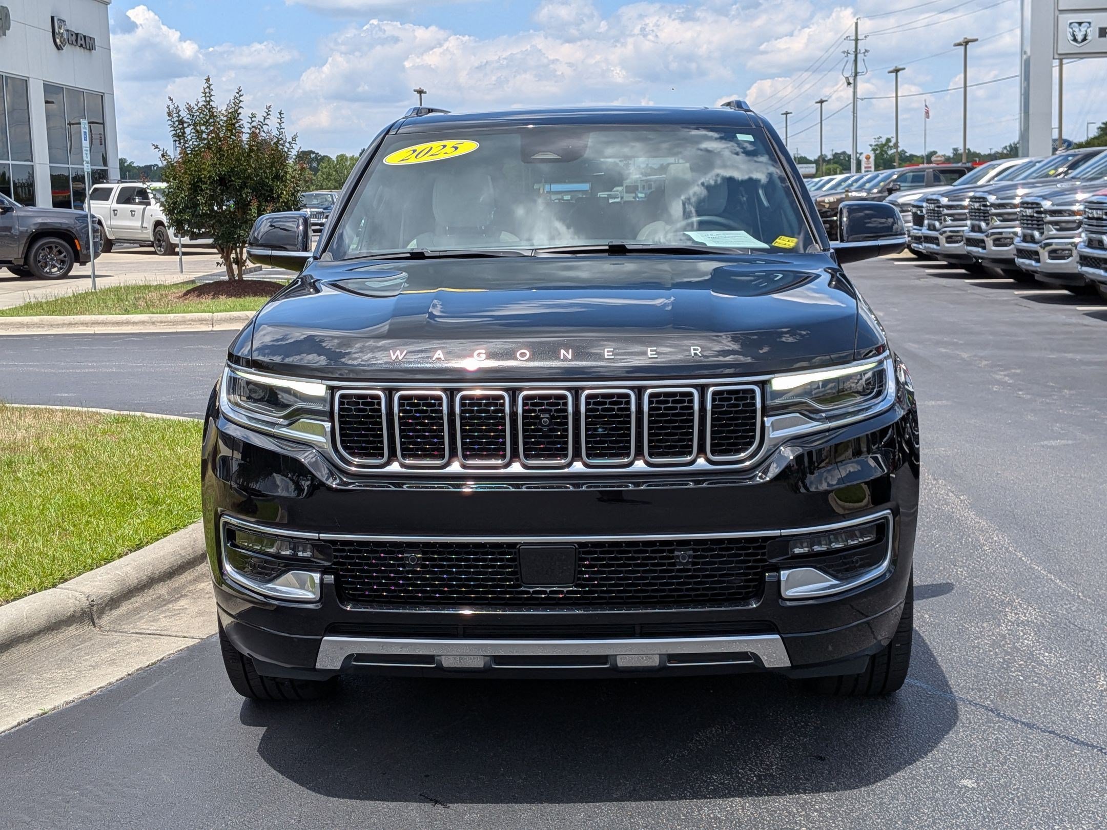 Certified 2025 Jeep Wagoneer Series III w/ Premium Group I AWD/4WD image 2