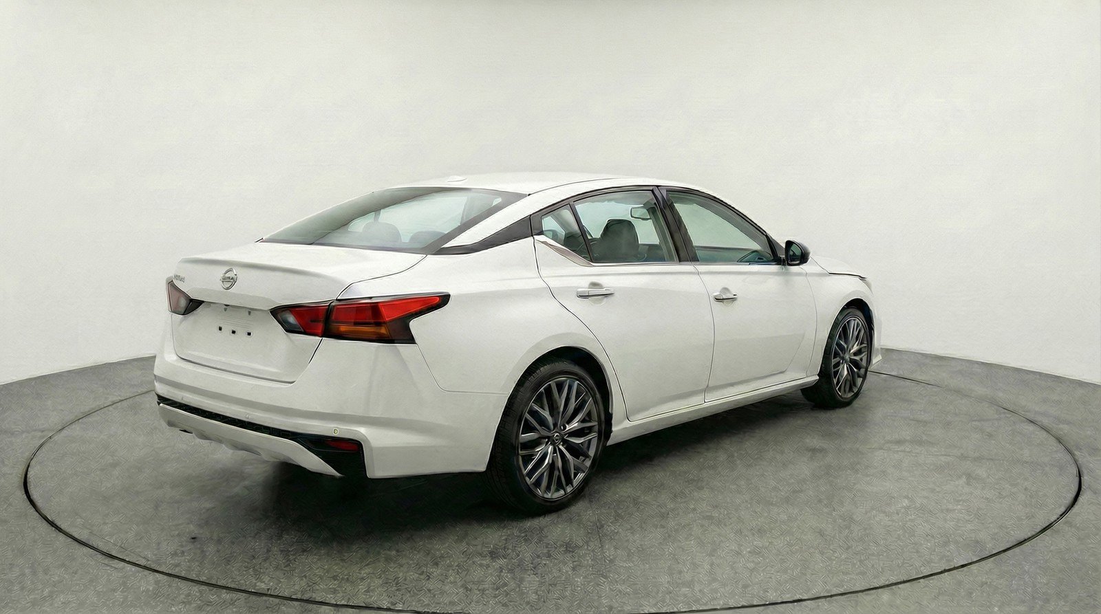 Used 2025 Nissan Altima 2.5 SV FWD image 9