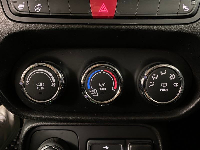 Used 2016 Jeep Renegade Latitude w/ Cold Weather Group image 42