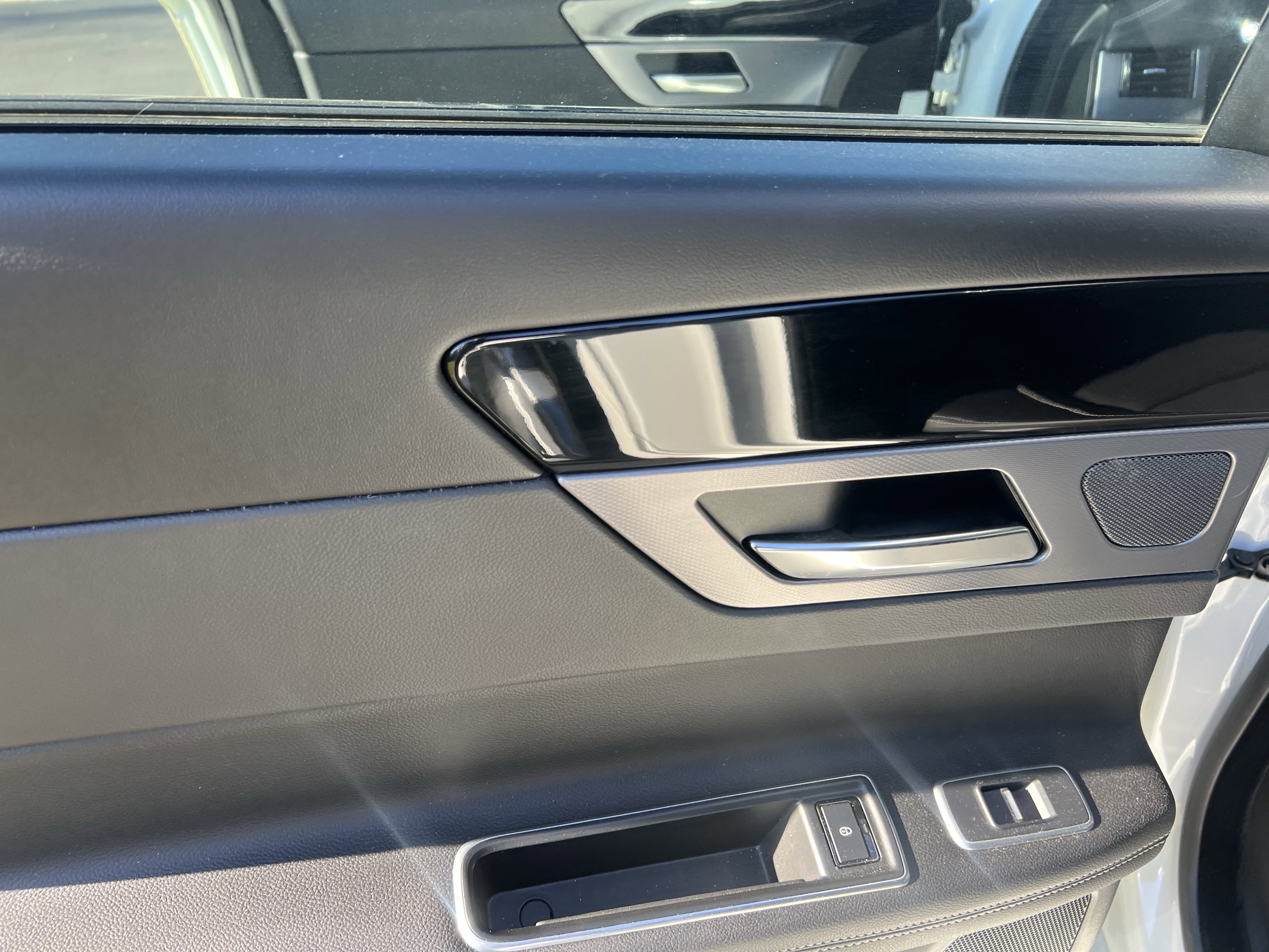 Used 2018 Jaguar XF R-Sport image 30