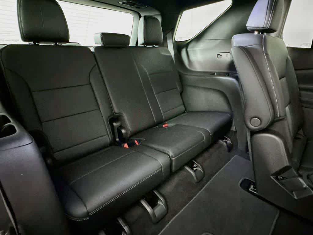Used 2025 Chevrolet Traverse LT w/ Driver Confidence Package FWD image 32