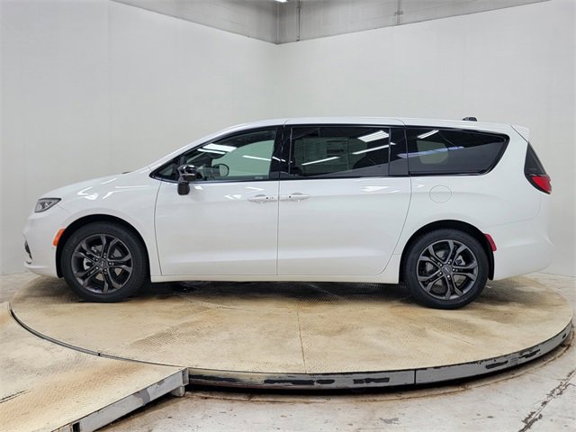 New 2026 Chrysler Pacifica Select image 8