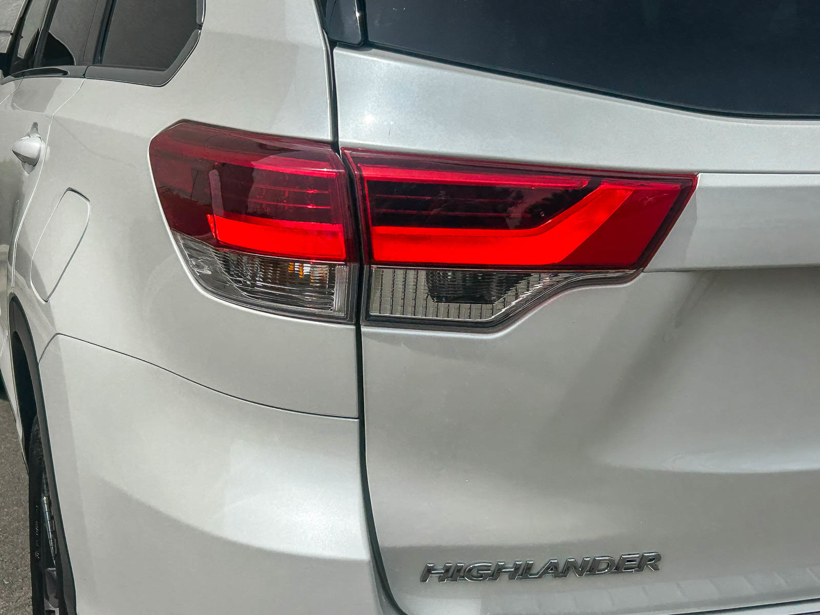 Used 2019 Toyota Highlander LE w/ Carpet Mat Package (TMS) image 9