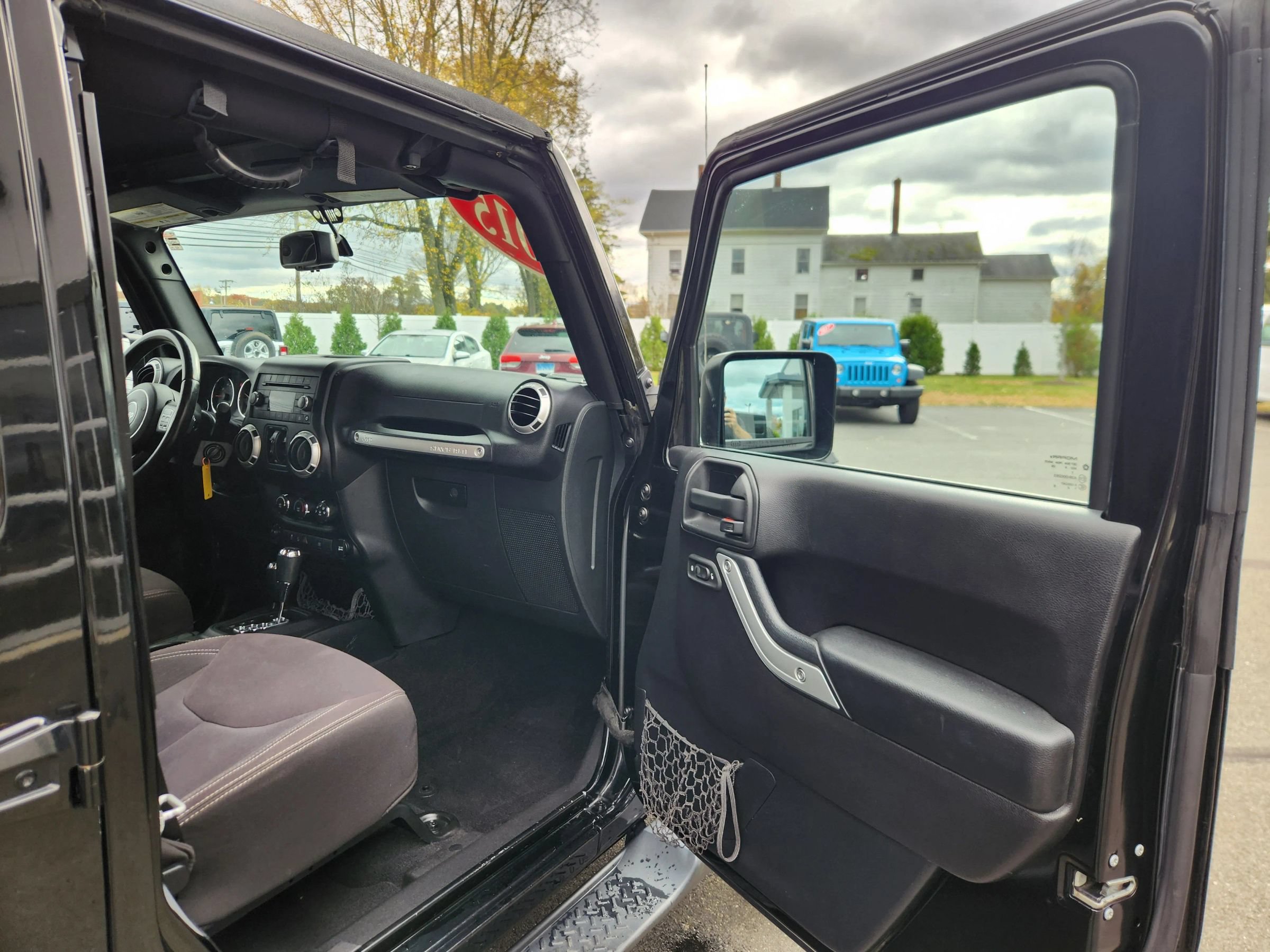 Used 2015 Jeep Wrangler Unlimited Sahara w/ Connectivity Group AWD/4WD image 35