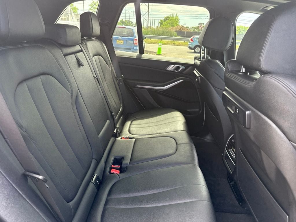 Used 2021 BMW X5 xDrive40i w/ Convenience Package AWD/4WD image 14