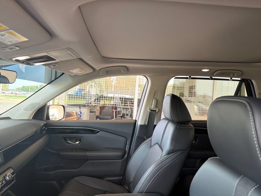 Used 2024 Honda Pilot Touring image 10