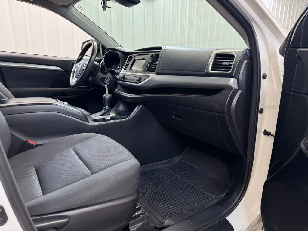 Used 2018 Toyota Highlander LE FWD image 25