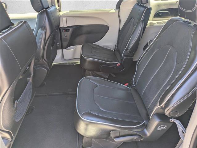 Used 2023 Chrysler Pacifica Limited FWD image 18