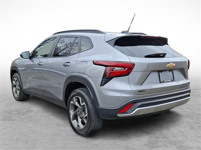 Used 2025 Chevrolet Trax LT w/ Driver Confidence Package image 4