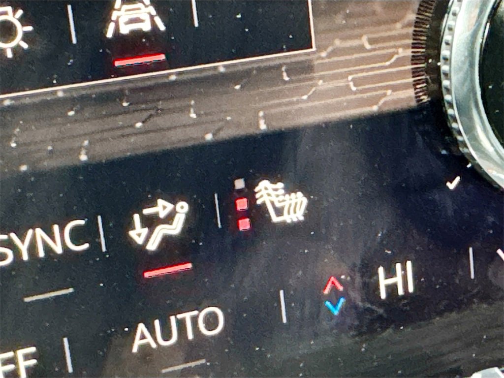 Used 2024 GMC Acadia AT4 w/ Luxury Package image 20