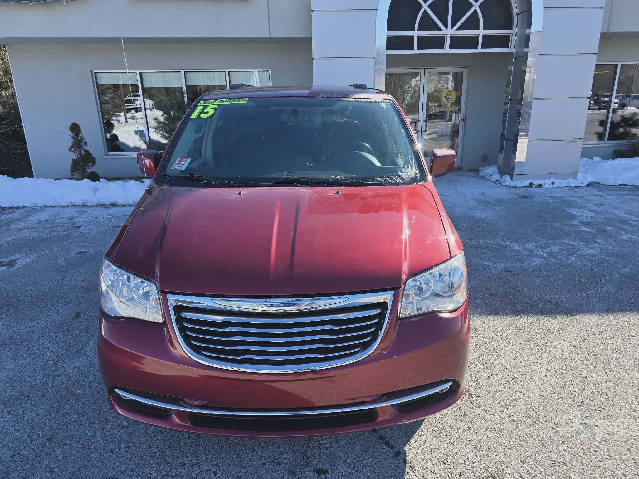 Used 2015 Chrysler Town & Country Touring w/ Driver Convenience Group image 8