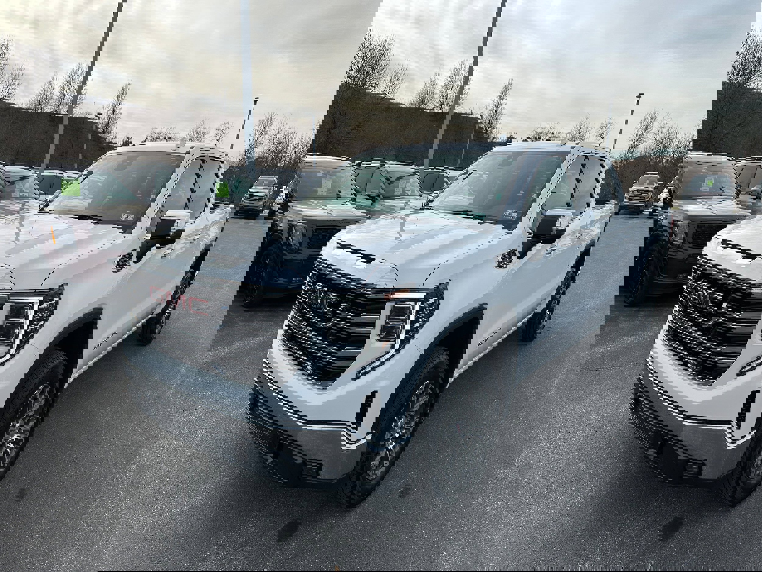 Used 2025 GMC Sierra 1500 SLT image 1