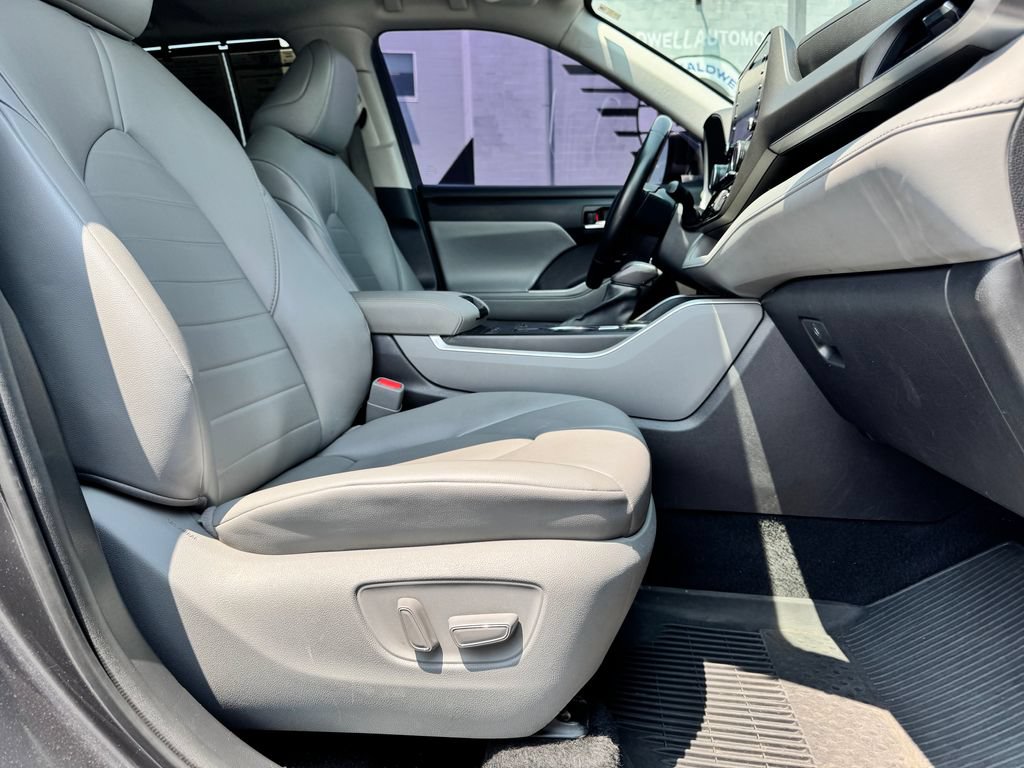 Used 2021 Toyota Highlander XLE AWD/4WD image 10