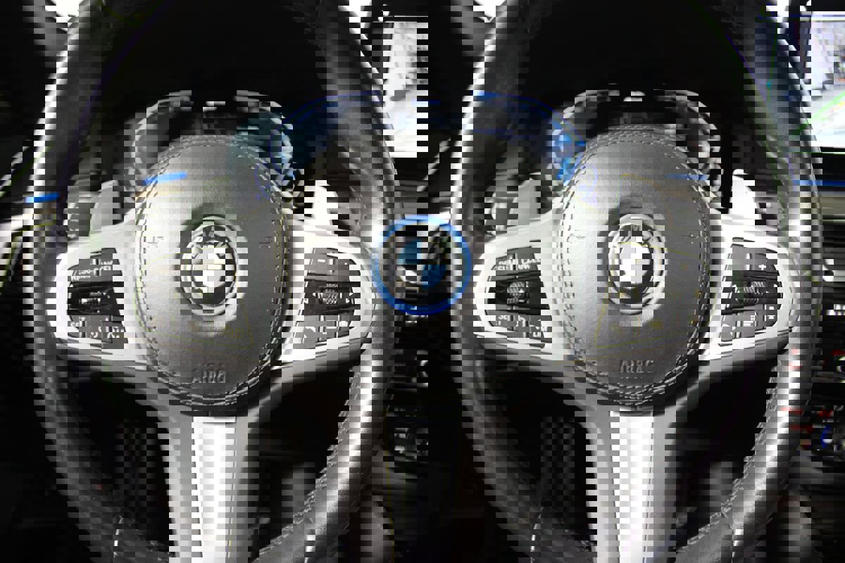 Used 2023 BMW 530e w/ M Sport Package image 5