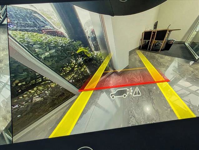 Used 2023 Land Rover Defender 130 X-Dynamic SE image 13