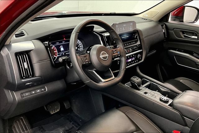Used 2024 Nissan Pathfinder SL AWD/4WD image 16